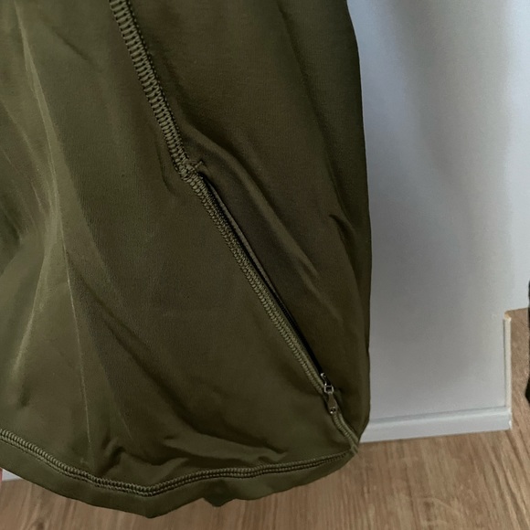 🍋 Gently used lululemon!! 🍋 Run fleece pullover in army green sz:6 - Picture 7 of 10